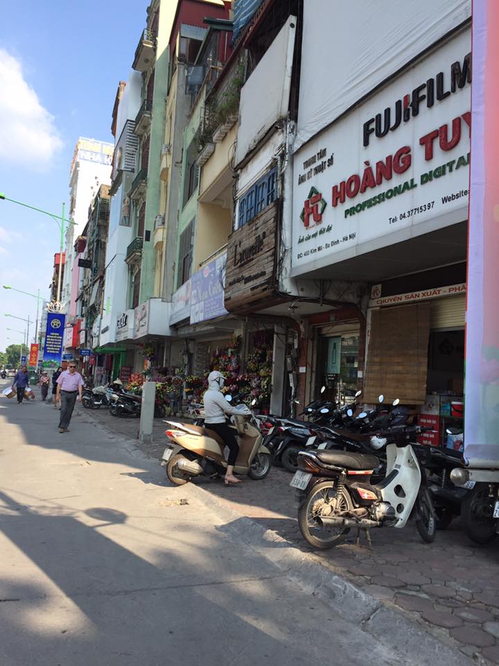 Bán nhà nhỏ vị trí “vàng” để kinh doanh 3 tầng mặt phố Kim Mã, Ba Đình 15 m2 .