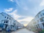 Mua nhà đẹp, trúng xe sang.